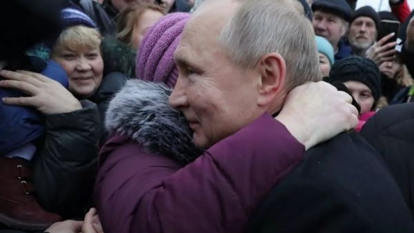 Путин обнял заплакавшую жительницу Петербурга