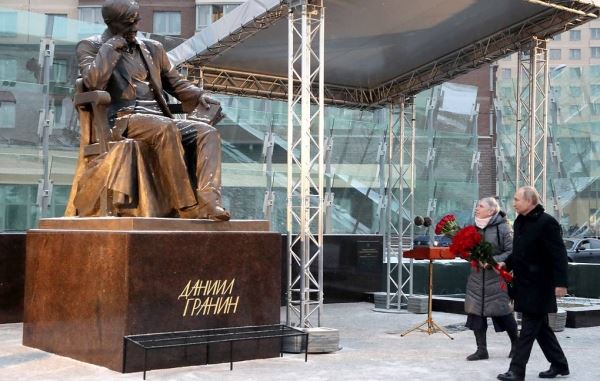  В Санкт-Петербурге открыли памятник Даниилу Гранину 