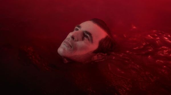 Вампир купается в крови в новых кадрах из сериала «Дракула»